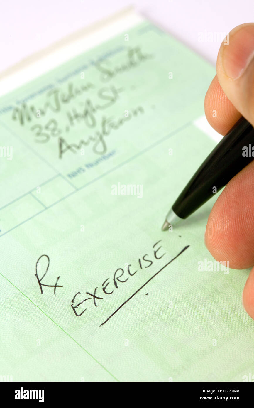 Un médico escribir una receta para hacer ejercicio para un paciente del NHS, Inglaterra Foto de stock