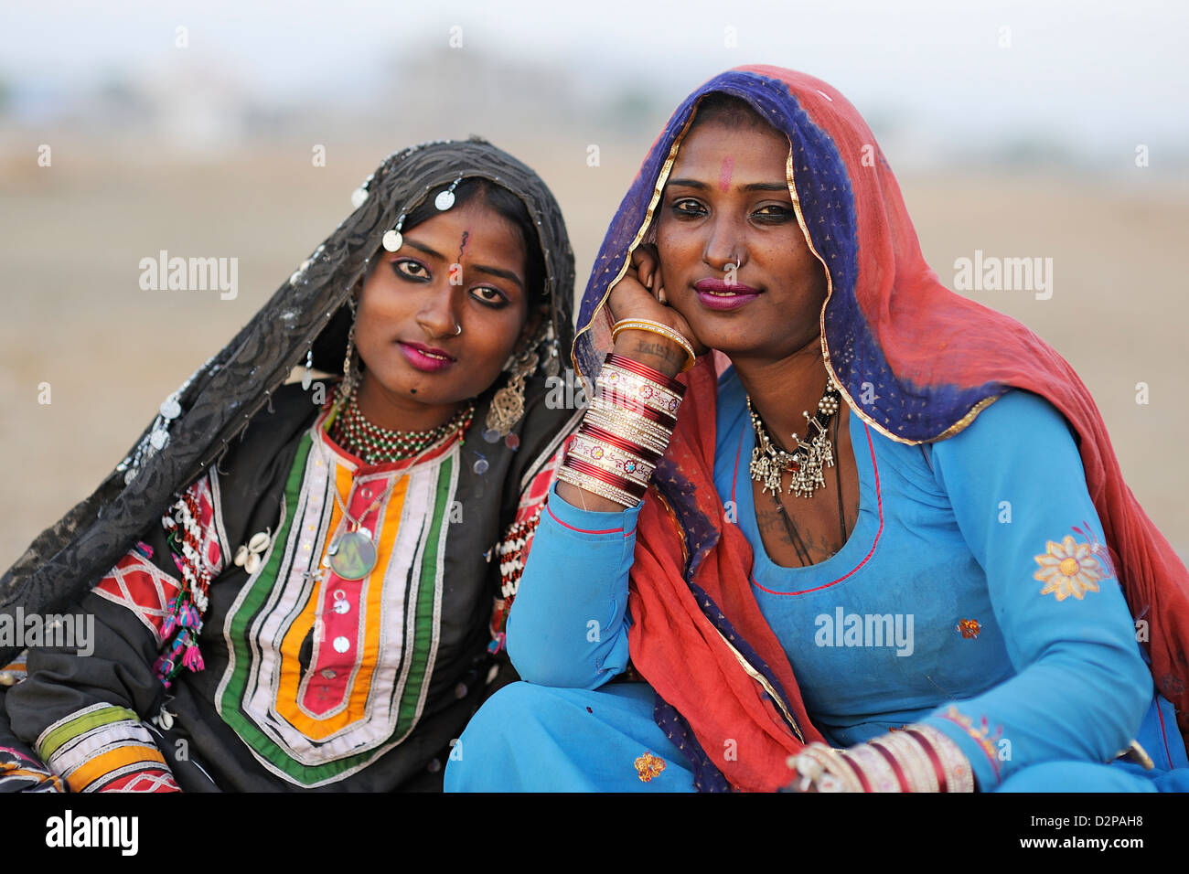 Las niñas y las mujeres indias en la vestimenta tradicional Fotografía de  stock - Alamy