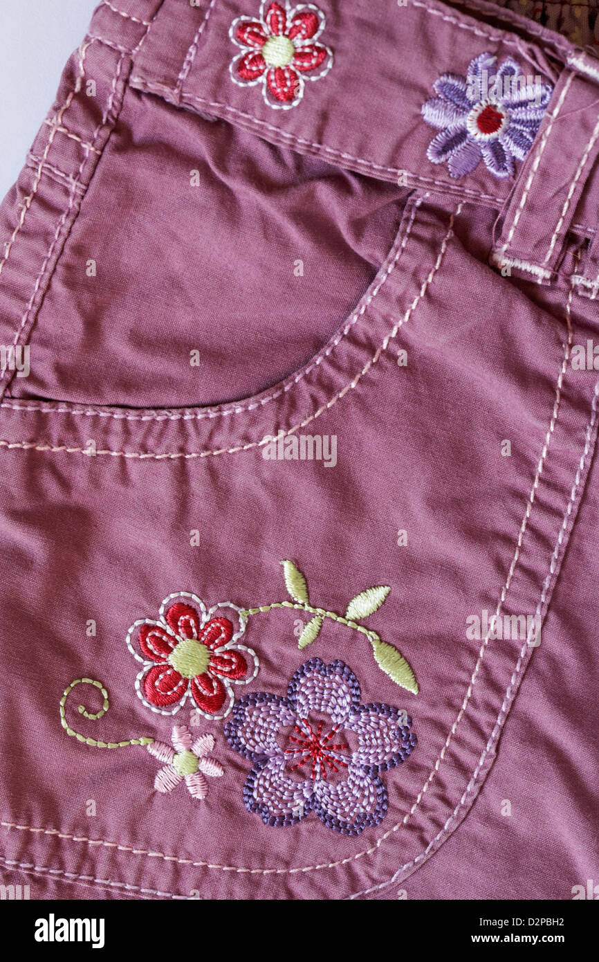 Flores bordadas de bolsillo en detalle pequeñito de la pernera del pantalón  Fotografía de stock - Alamy