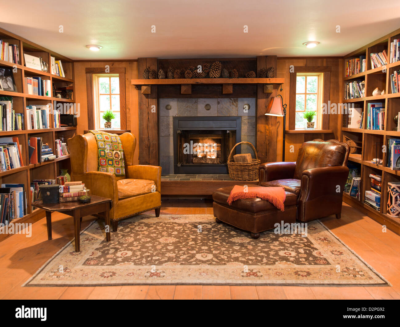 Interior del salón y chimenea Foto de stock