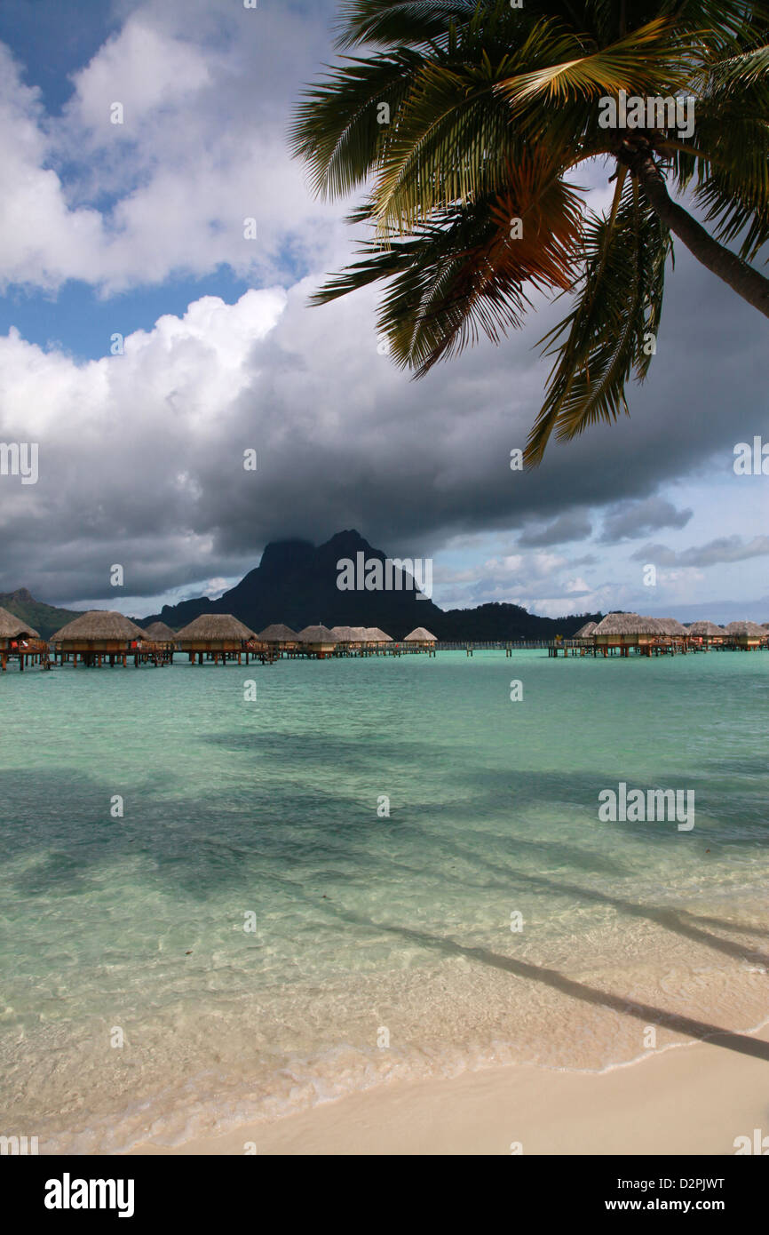 El exquisito complejo turístico isla de Bora Bora en las islas de la Polinesia Francesa Foto de stock