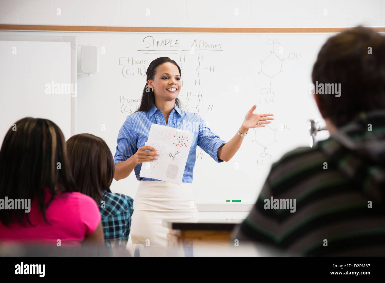 Profesor negro hablando a los estudiantes en el salón de clase Foto de stock