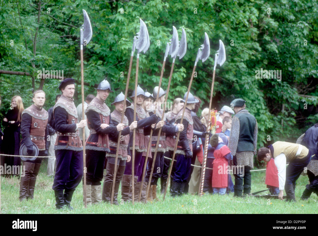 Fila de guardias en trajes medievales de la Ciudad Vieja Days Festival en  Tallinn, Estonia Fotografía de stock - Alamy