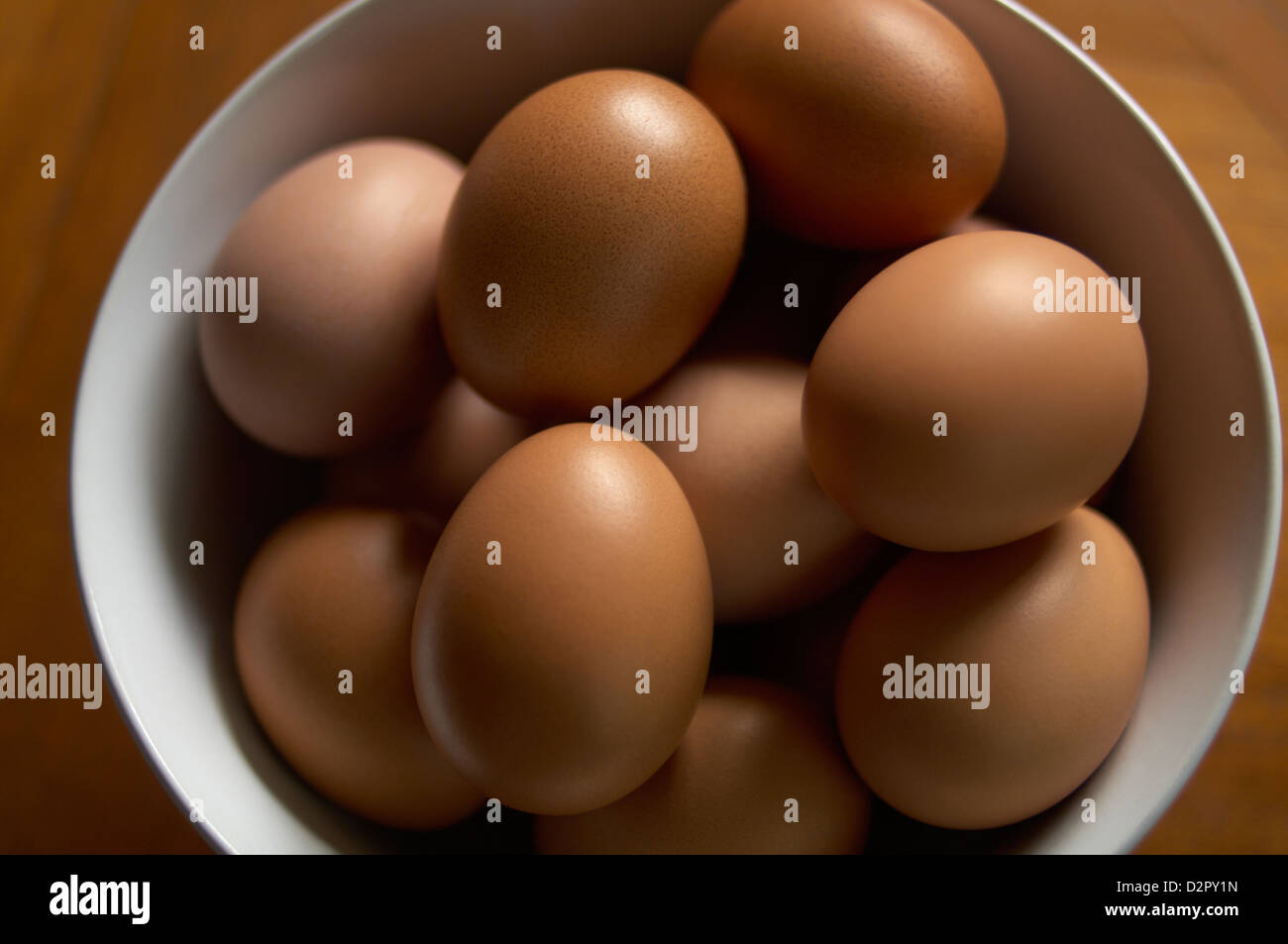Tazón de huevos de gallinas free range fresco Foto de stock