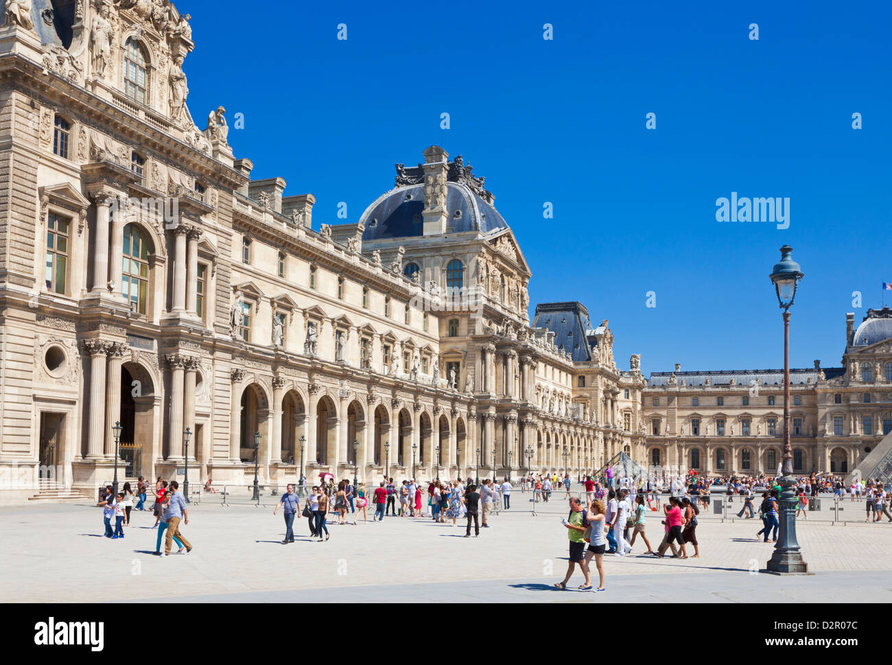 Los turistas en la galería de arte y museo del Louvre, París, Francia, Europa Foto de stock