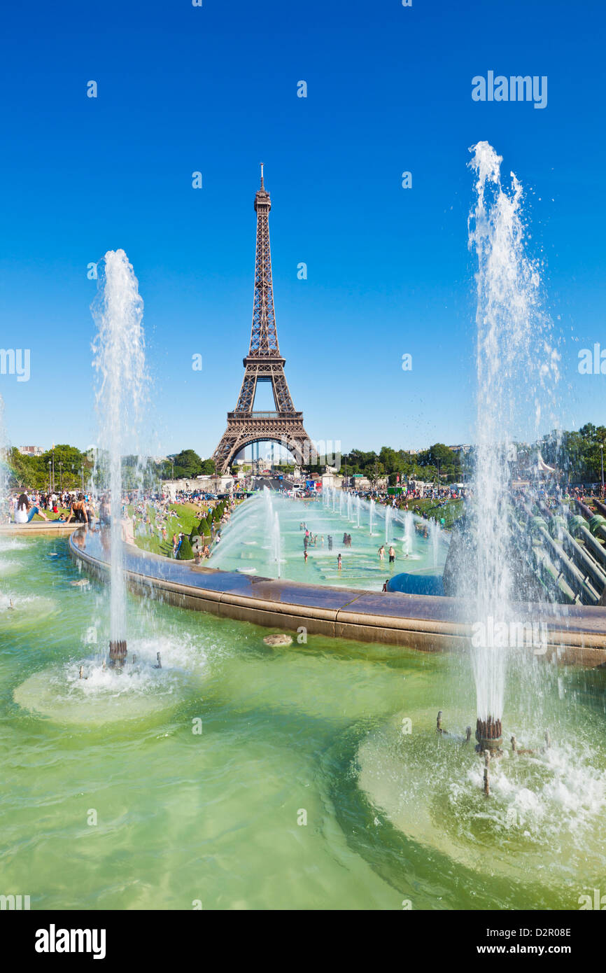 La Torre Eiffel y el Trocadero Fountains, París, Francia, Europa Foto de stock