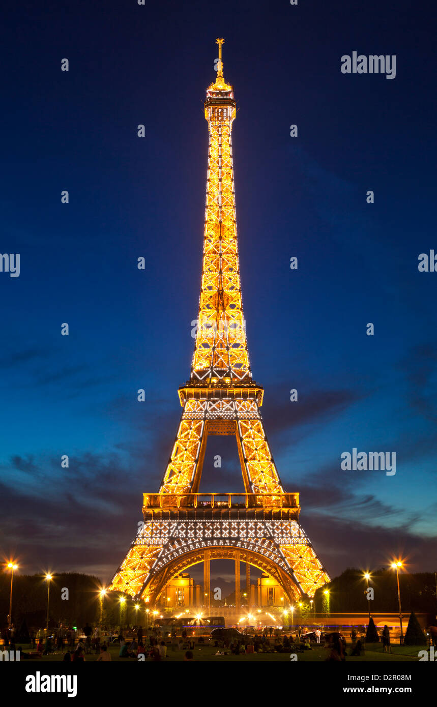 Torre eiffel en la noche fotografías e imágenes de alta resolución - Alamy