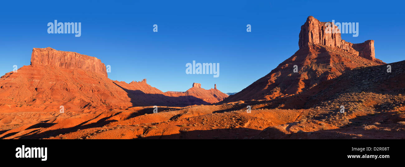 Roca arenisca roja, Valle Castillo al atardecer, cerca de Moab, Utah, Estados Unidos de América, América del Norte Foto de stock