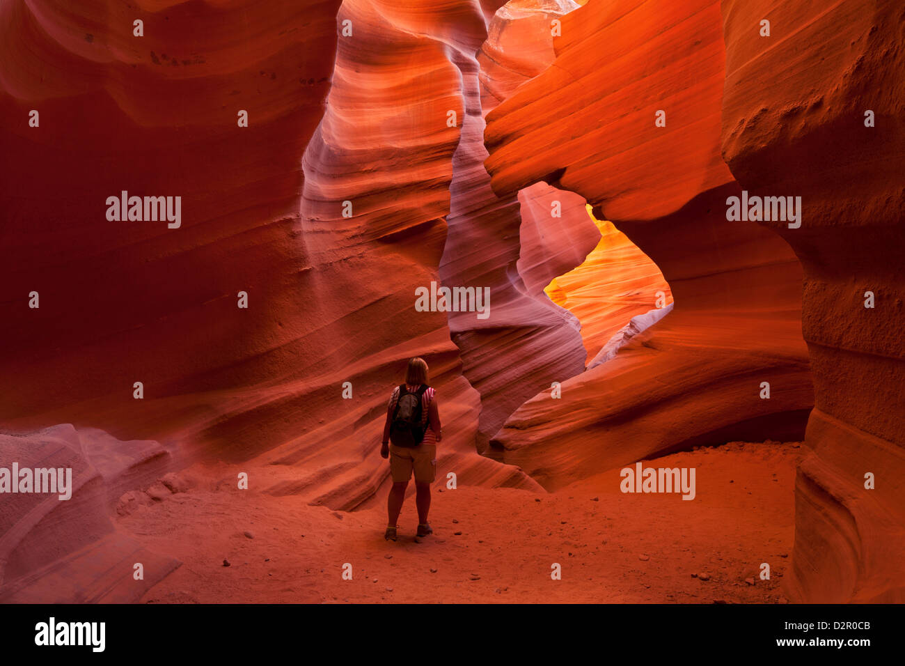 Mujeres turistas caminante y formaciones rocosas de arenisca, baje el Cañón Antelope, Page, Arizona, EE.UU. Foto de stock
