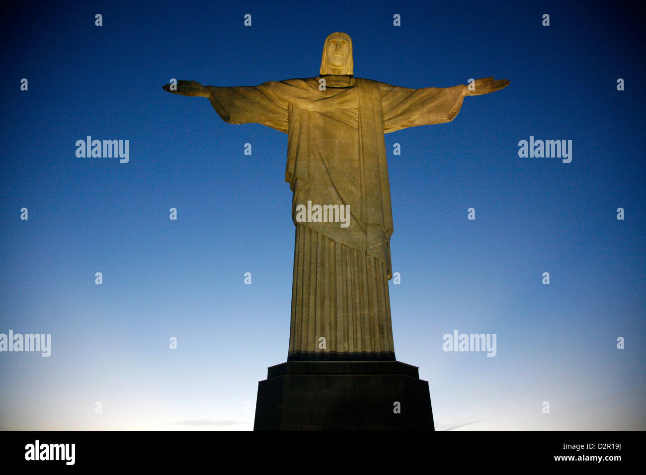 La estatua del Cristo Redentor en la cima de la montaña de Corcovado, Río de Janeiro, Brasil, América del Sur Foto de stock