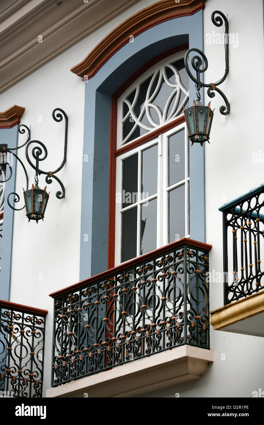 Fachada de la casa de construcción colonial en la ciudad de Ouro Preto, Sitio del Patrimonio Mundial de la UNESCO, Minas Gerais, Brasil, América del Sur Foto de stock