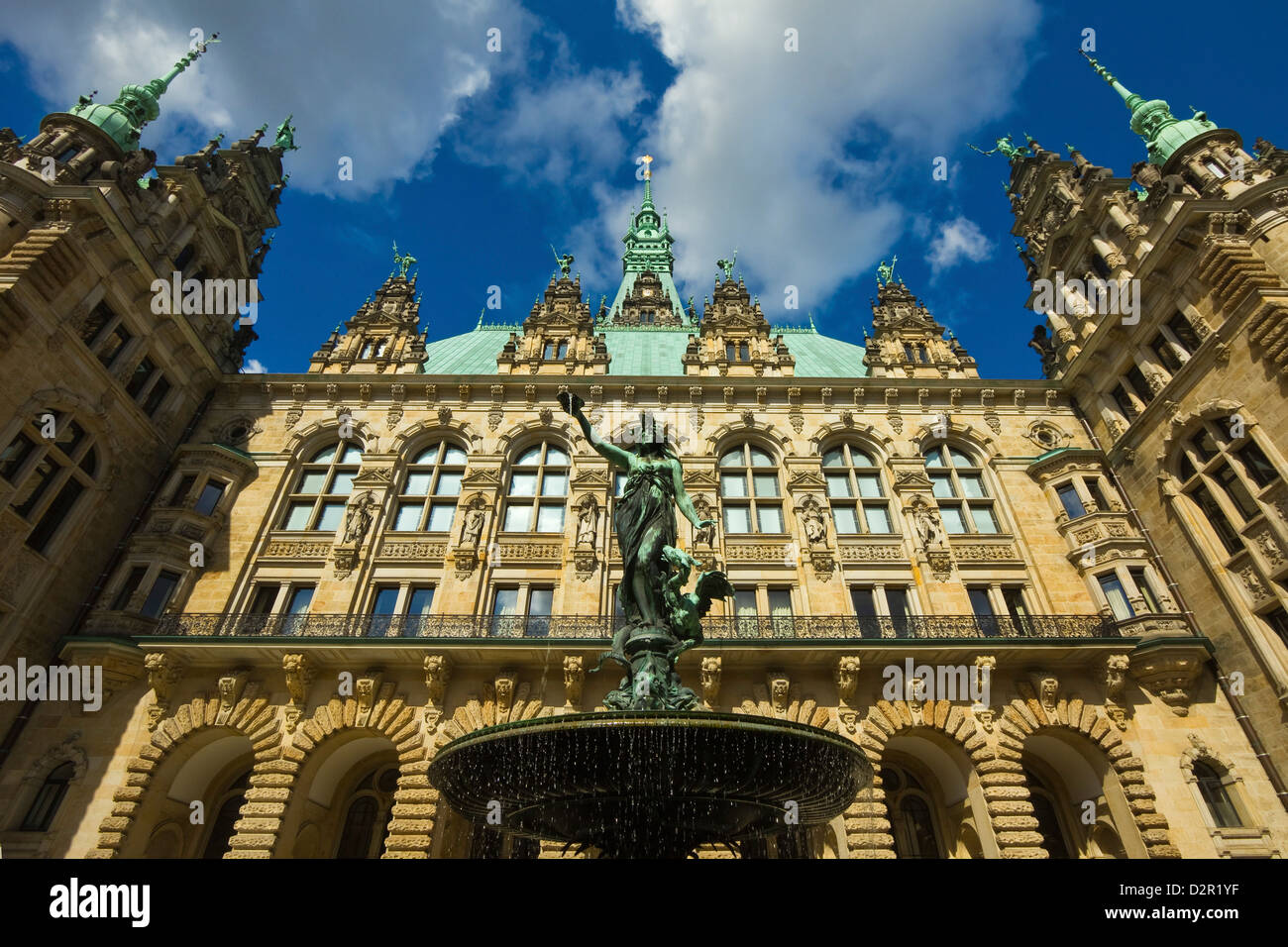 Ornamentada arquitectura neo-renacentista del Hamburgo Rathaus (Ayuntamiento), inaugurado el 1886, Hamburgo, Alemania, Europa Foto de stock