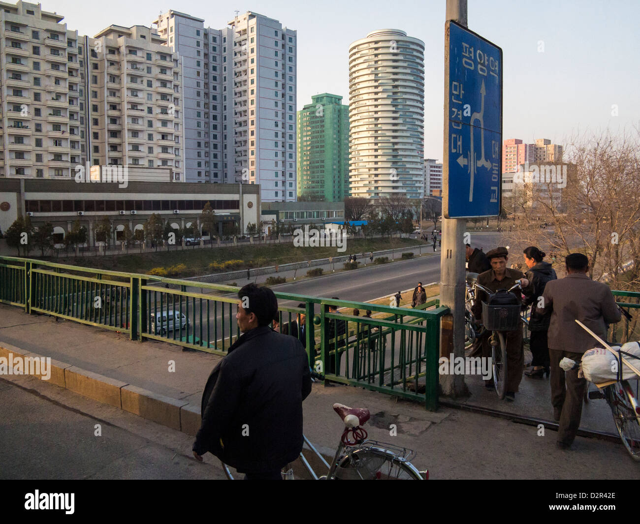 Típica escena de la calle en la capital, Pyongyang, República Popular Democrática de Corea (RPDC), Corea del Norte, Asia Foto de stock