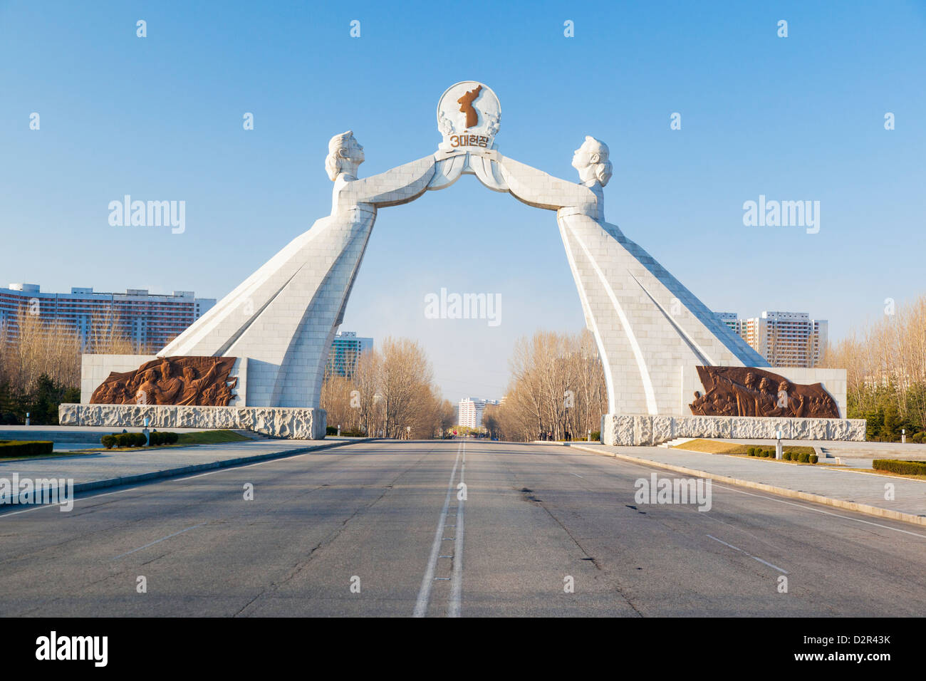 Monumento a las Tres Cartas para la reunificación nacional, Pyongyang, Corea del Norte Foto de stock