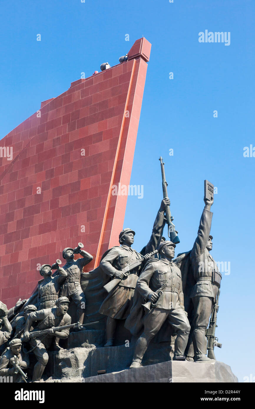 Gran monumento Mansudae representando la lucha revolucionaria anti japonés Mansudae Assembly Hall, Pyongyang, Corea del Norte Foto de stock