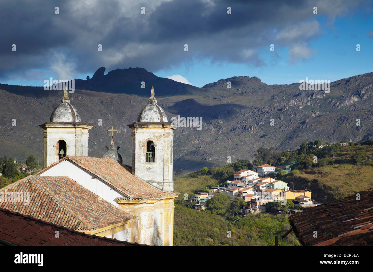 La vista de Nuestra Señora de merces Baixo iglesia, Ouro Preto, Sitio del Patrimonio Mundial de la UNESCO, Minas Gerais, Brasil, América del Sur Foto de stock