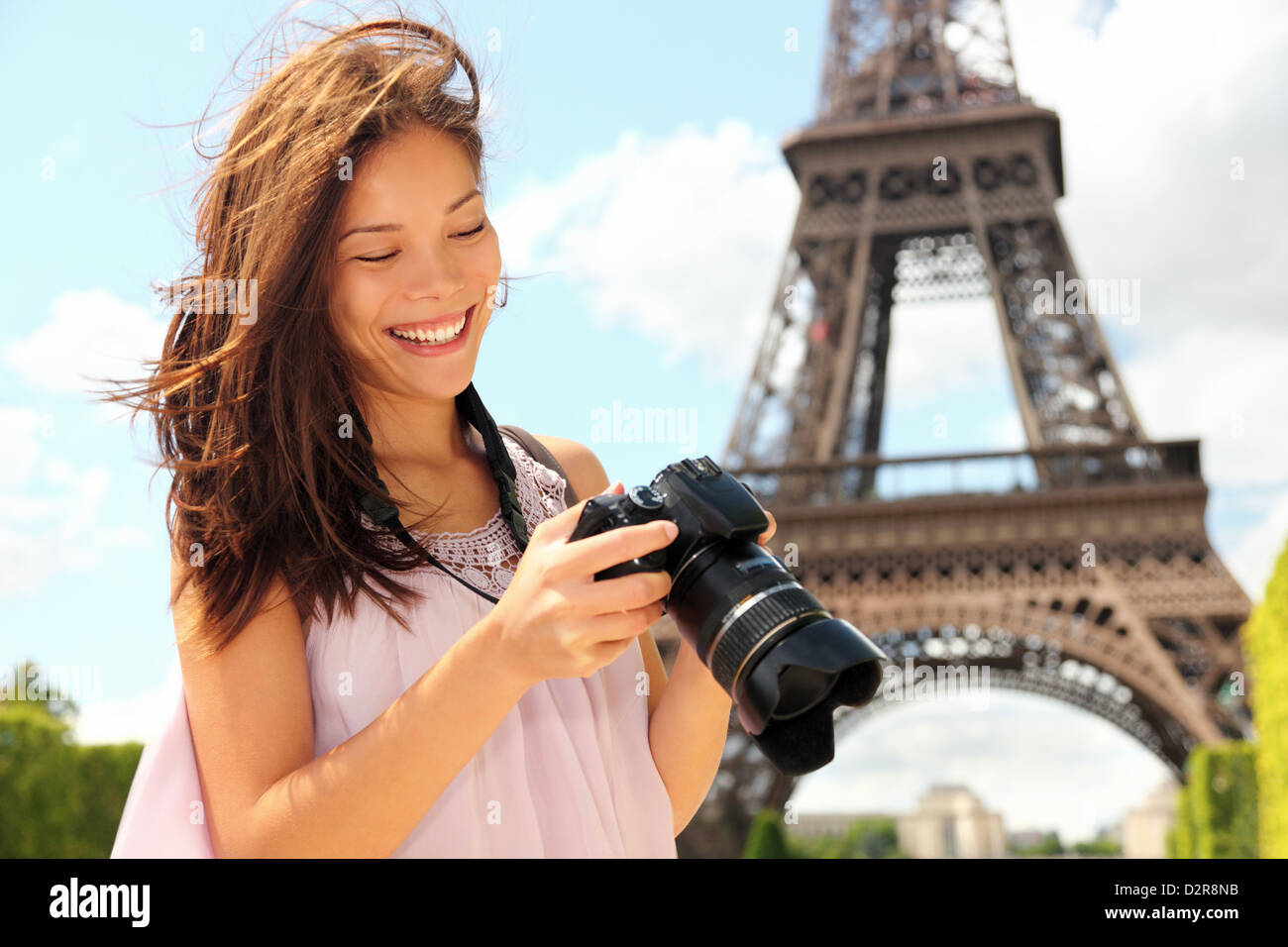 Mujer joven fotógrafo en su 20s con cámara tomando fotos delante de la  torre Eiffel, en París, Francia Fotografía de stock - Alamy