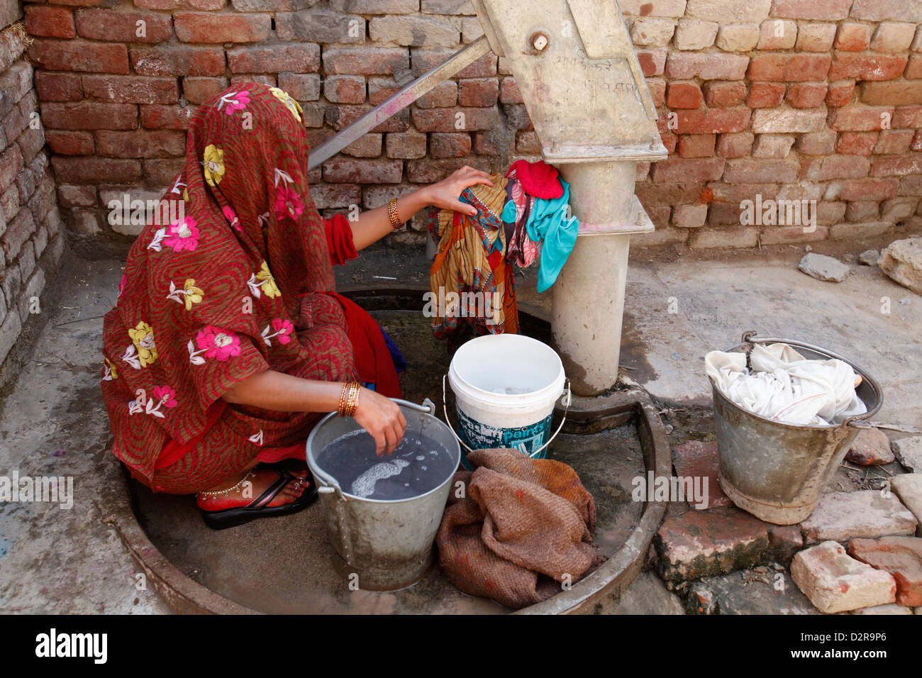 Mujer lavando ropa, Mathura, en Uttar Pradesh, India, Asia Foto de stock