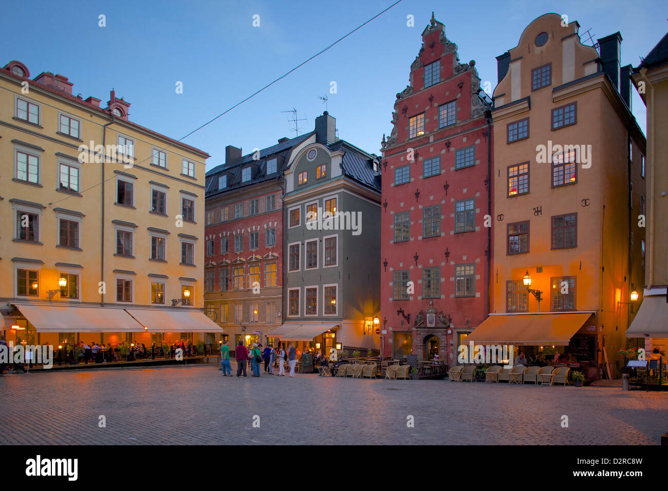 Stortorget Square cafés al anochecer, en Gamla Stan, Estocolmo, Suecia, Europa Foto de stock
