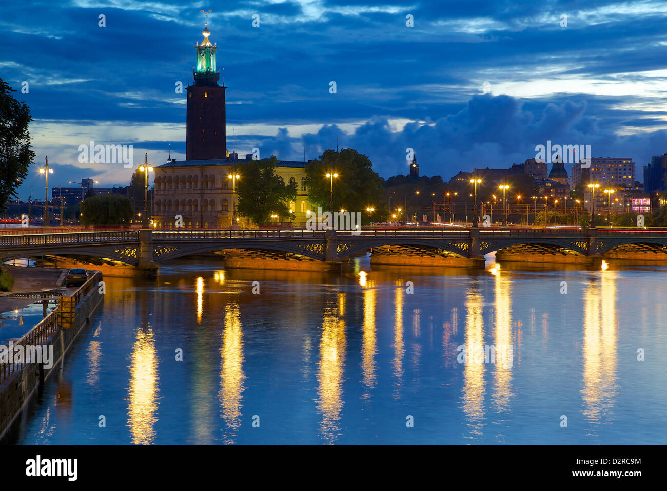 El Ayuntamiento de la ciudad por la noche, Kungsholmen, Estocolmo, Suecia, Europa Foto de stock