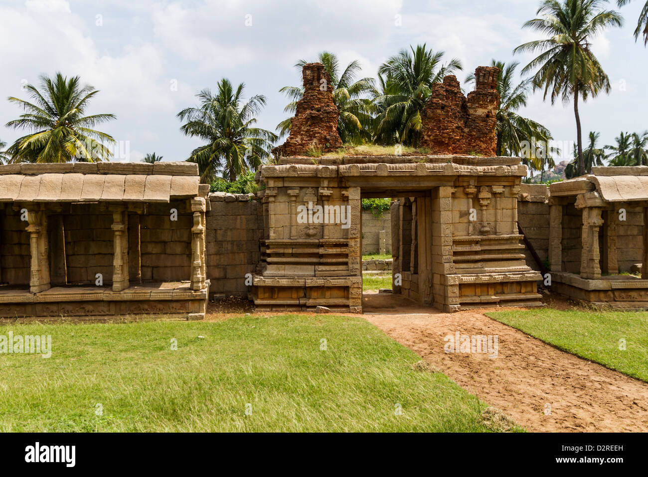 También conocido como el Templo de Tiruvengalanatha Achyutaraya Temple está situado a los pies de la colina de Matang, Hampi, India Foto de stock