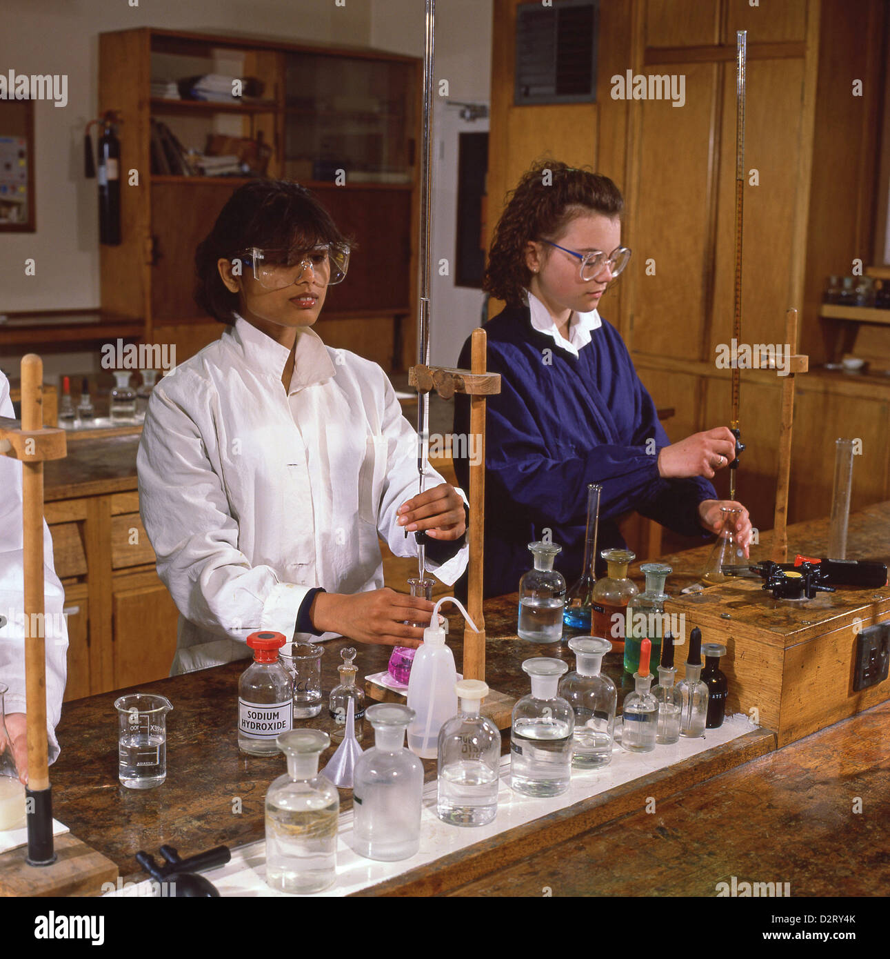 Alumnos de la escuela secundaria femenina en clase de química, Guildford, Surrey, Inglaterra, Reino Unido Foto de stock