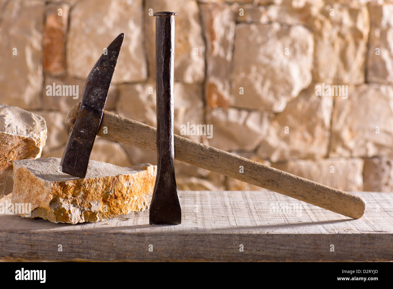 Mason herramientas martillo de picapedrero trabajos de albañilería en un  muro de piedra de construcción Fotografía de stock - Alamy