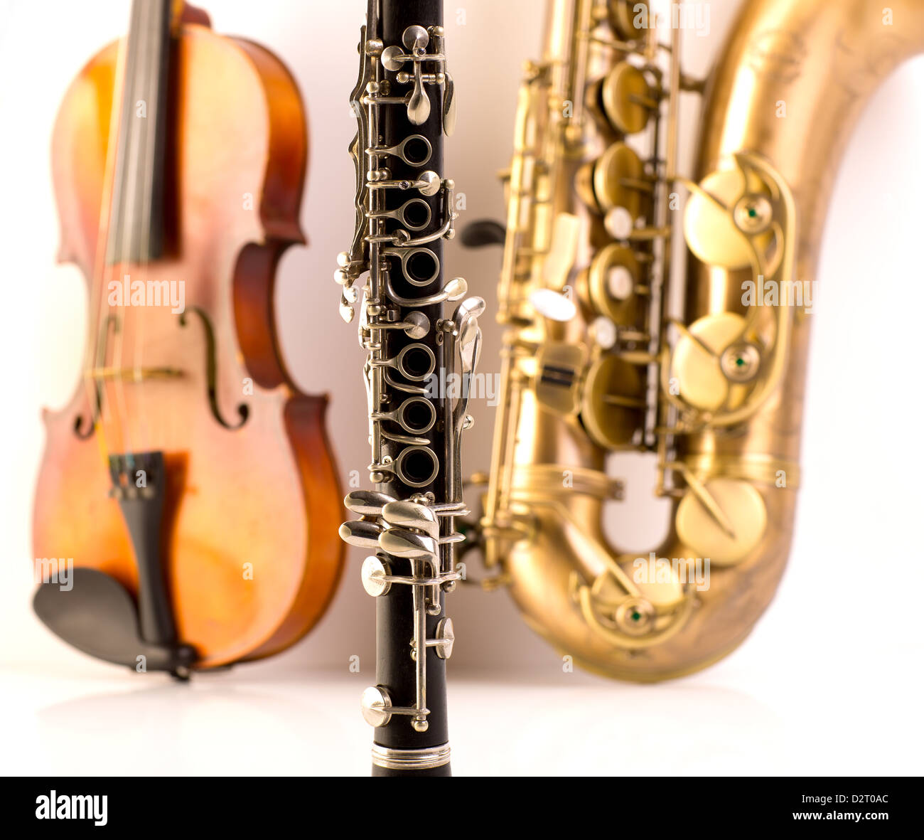 Music Sax saxo tenor violín y clarinete en fondo blanco Fotografía de stock  - Alamy