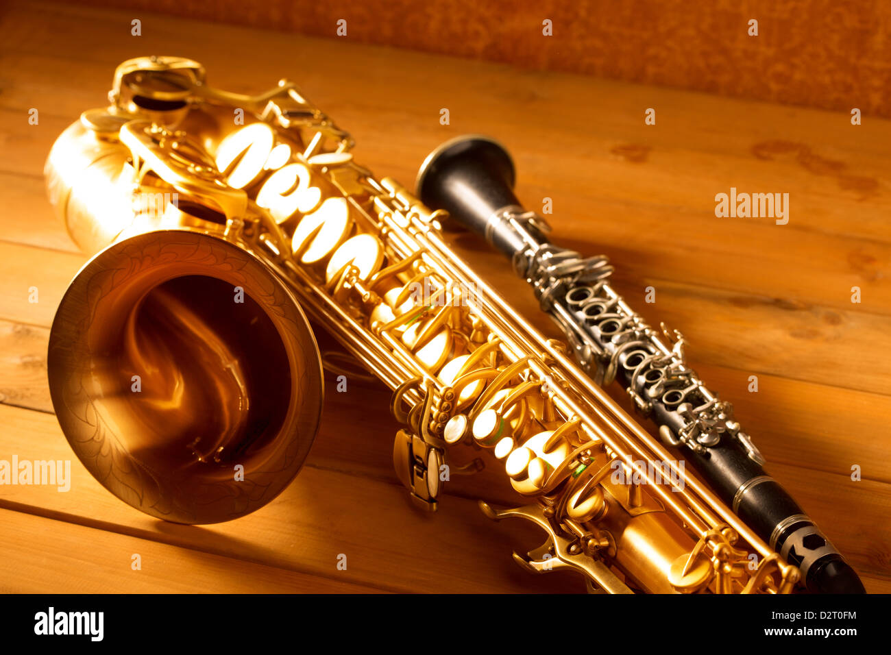 Classic Music Sax saxo tenor y clarinete en vintage de fondo de madera  Fotografía de stock - Alamy