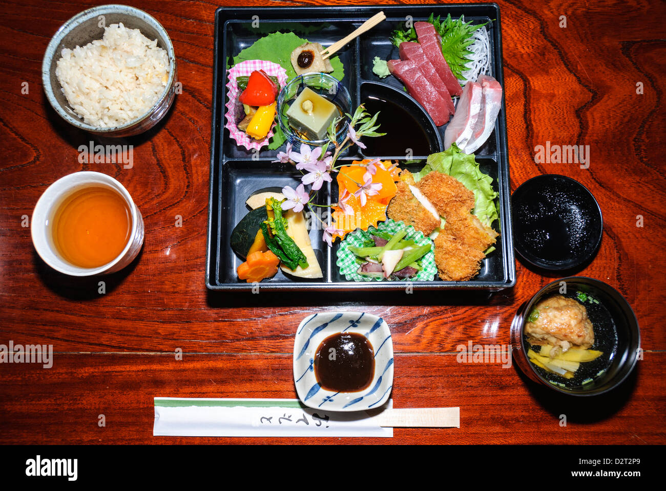 Alimentos en Japón: una comida japonesa tradicional, casera por el  propietario del ryokan Fotografía de stock - Alamy