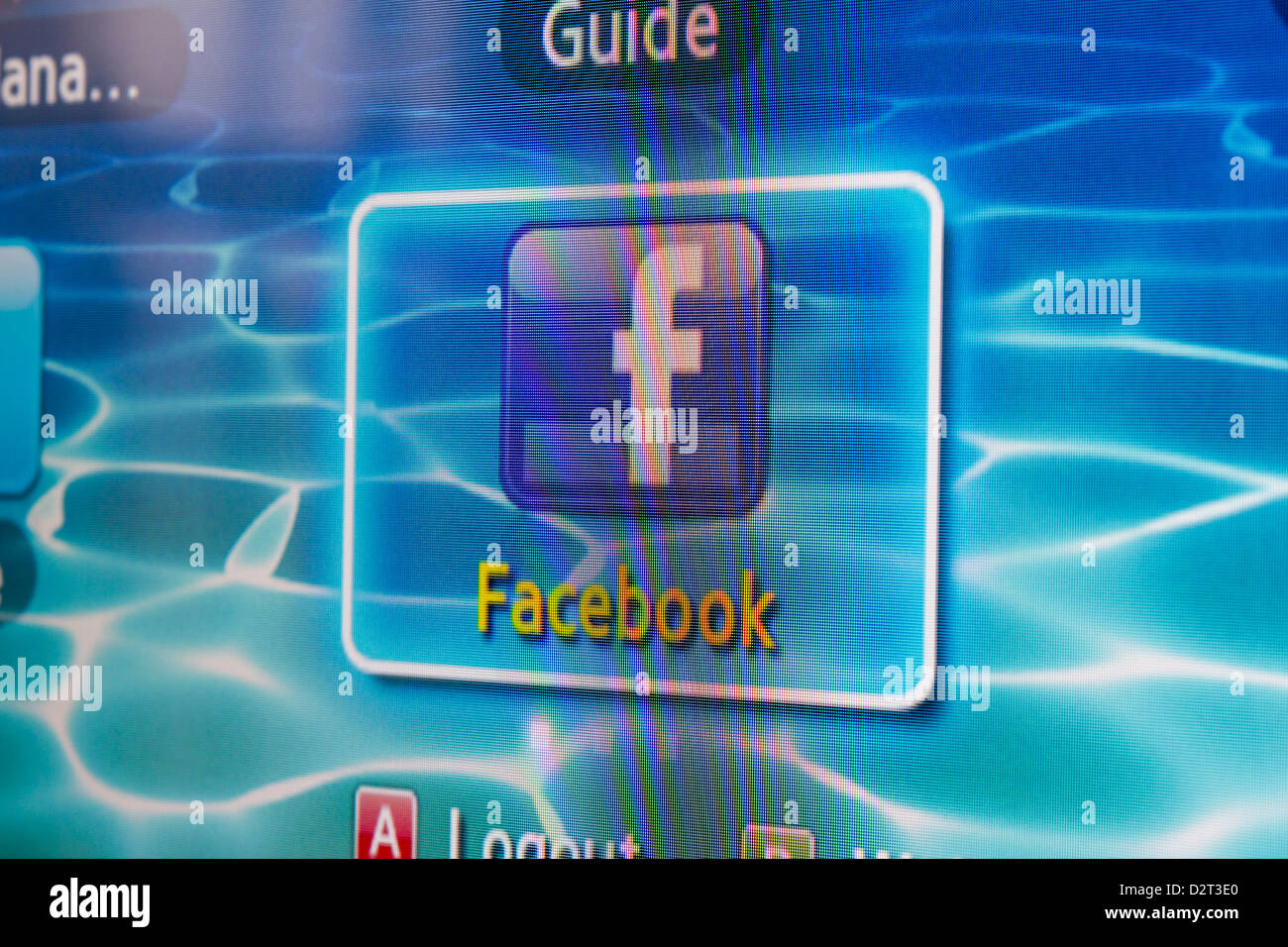 Close-up de Facebook para Samsung TV por Internet hace que sea fácil mantenerse conectado y compartir información con sus amigos desde su televisor. Foto de stock