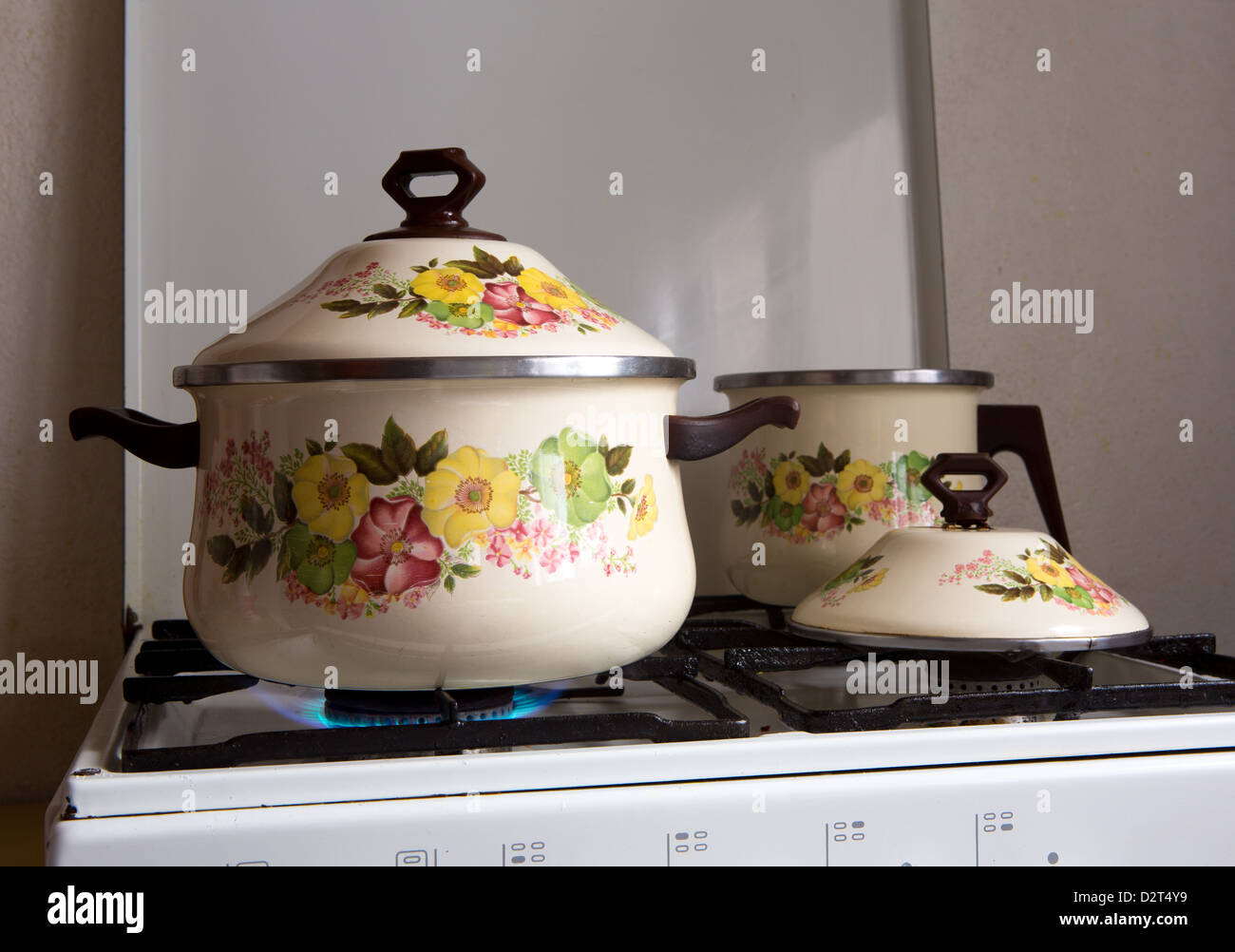 Vintage Retro cocina con ollas con flores de porcelana Fotografía de stock  - Alamy