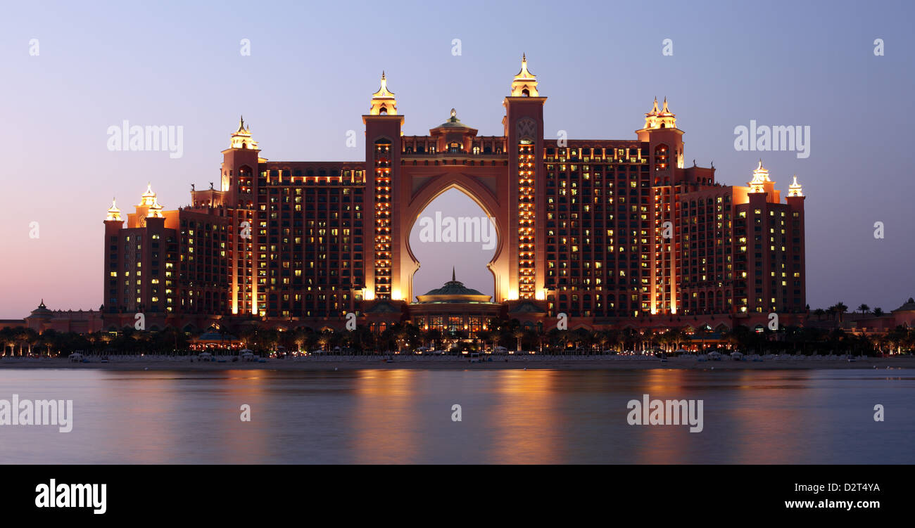 Atlantis Hotel, iluminada por la noche. Palm Jumeirah, Dubai, Emiratos Árabes Unidos. Foto de stock