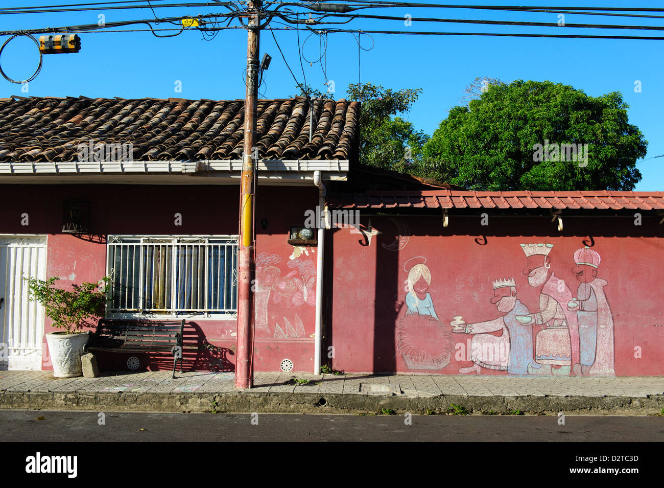 Navidad: dibujo de tiza en una pared roja en Liberia. Costa Rica Foto de stock