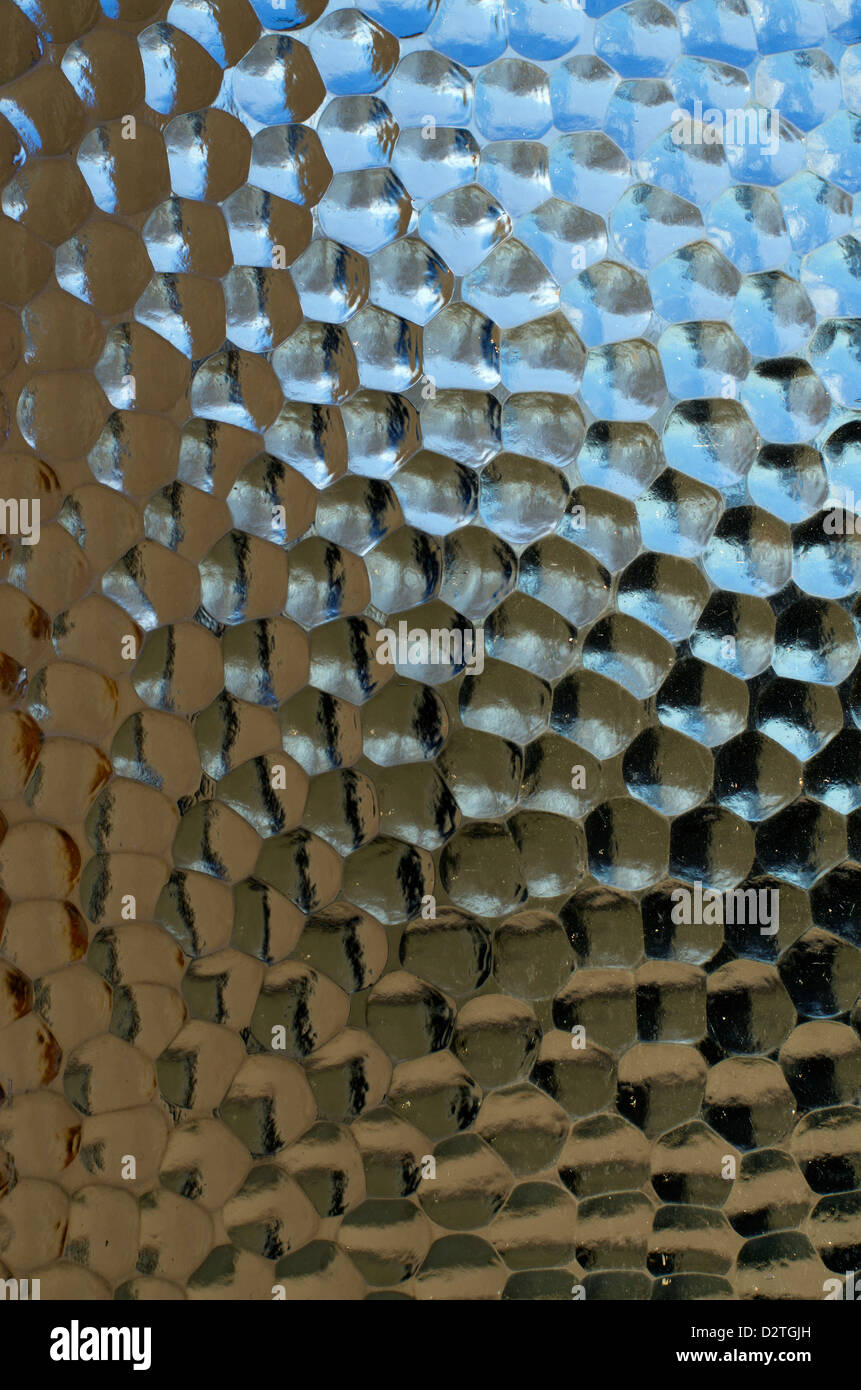 Panel de vidrio con textura firme y sombras profundas Foto de stock