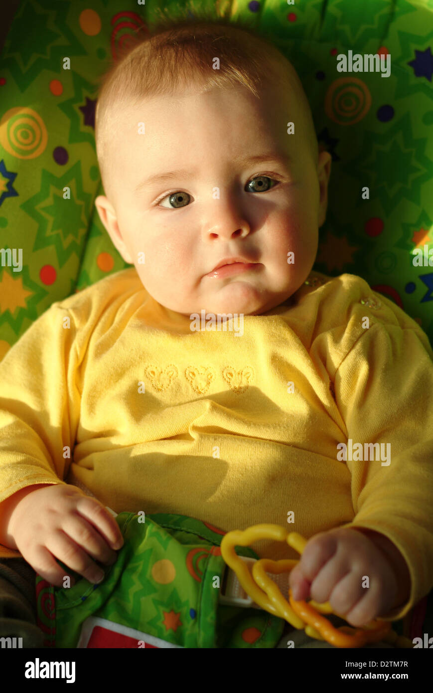 Bebé con camiseta amarilla Fotografía de stock - Alamy