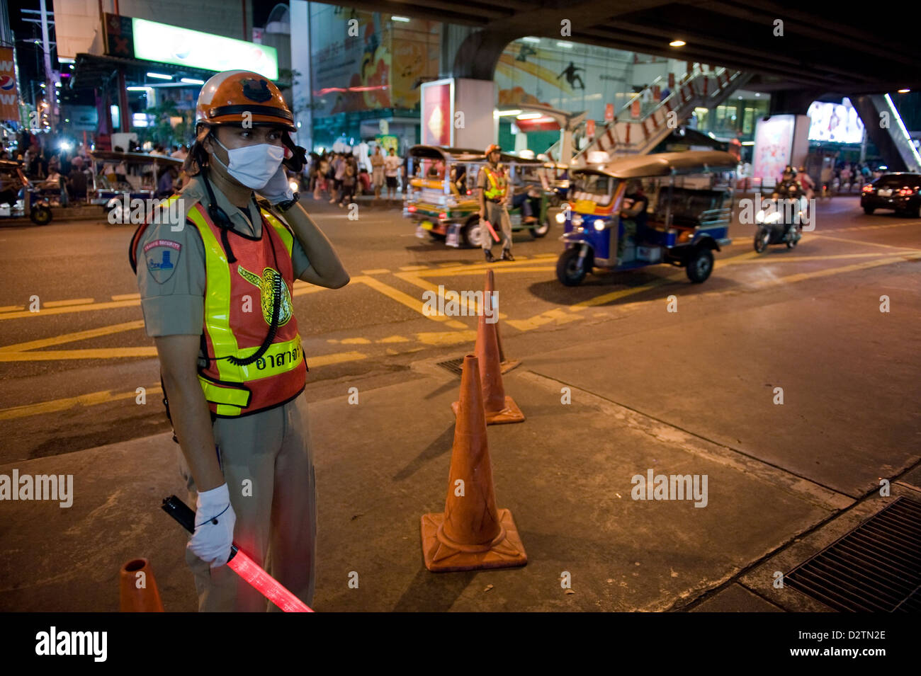 Bangkok, Tailandia, regular el tráfico Securitymaenner Foto de stock