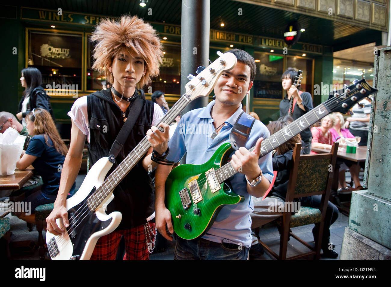 Bangkok, Tailandia, los jóvenes músicos de calle en el Festival de la calle Sala Daeng Foto de stock