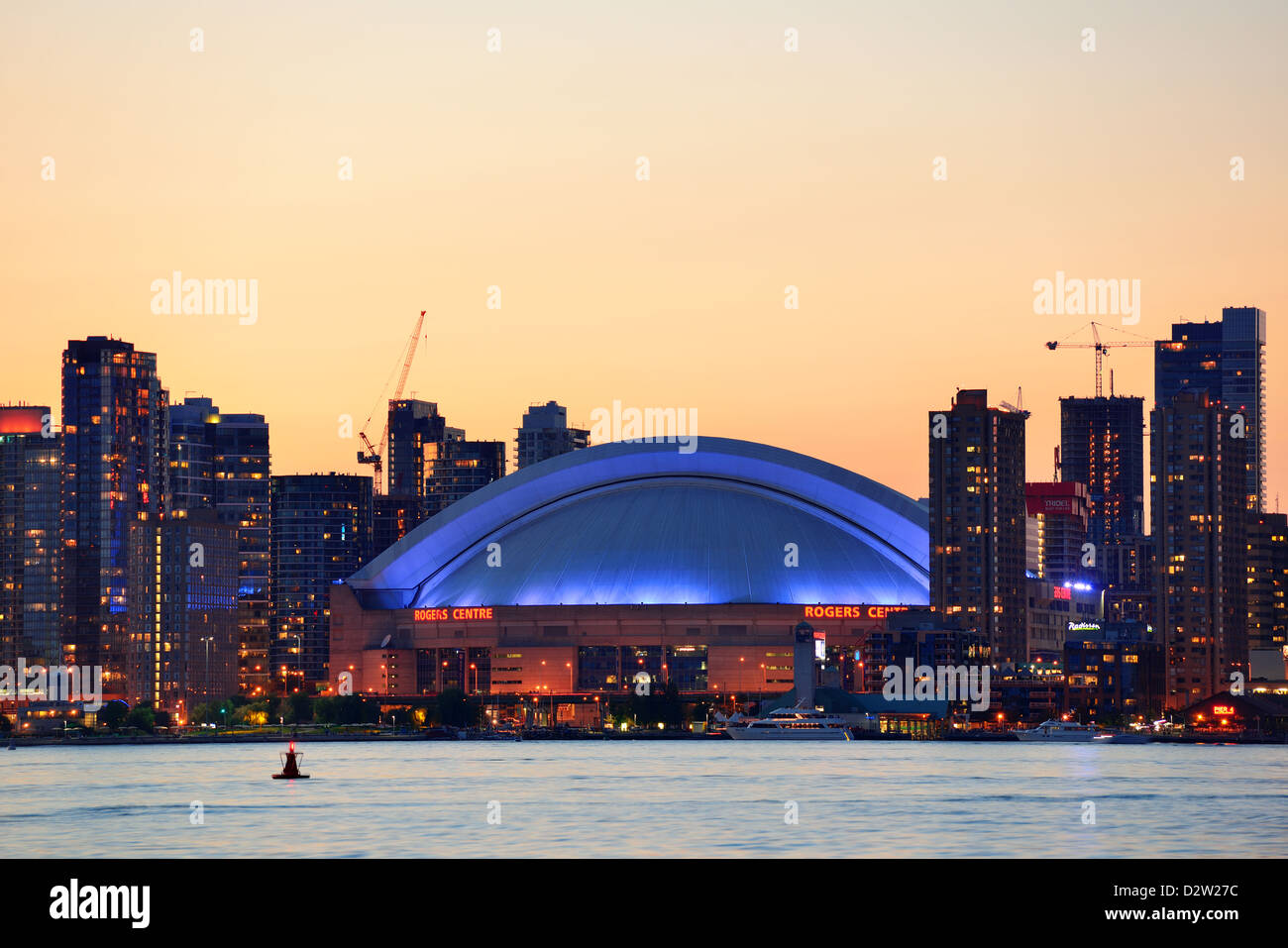 Toronto atardecer silueta al atardecer sobre el lago con la arquitectura urbana. Foto de stock