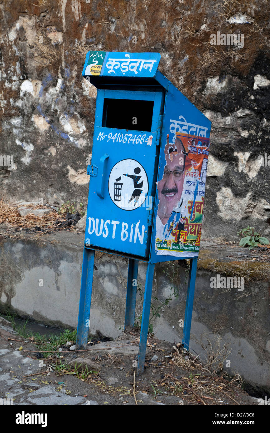 India, Rishikesh. Escena de una calle, con recipiente de polvo (basura), rotulados en Hindi Devanagari script y en inglés. Foto de stock