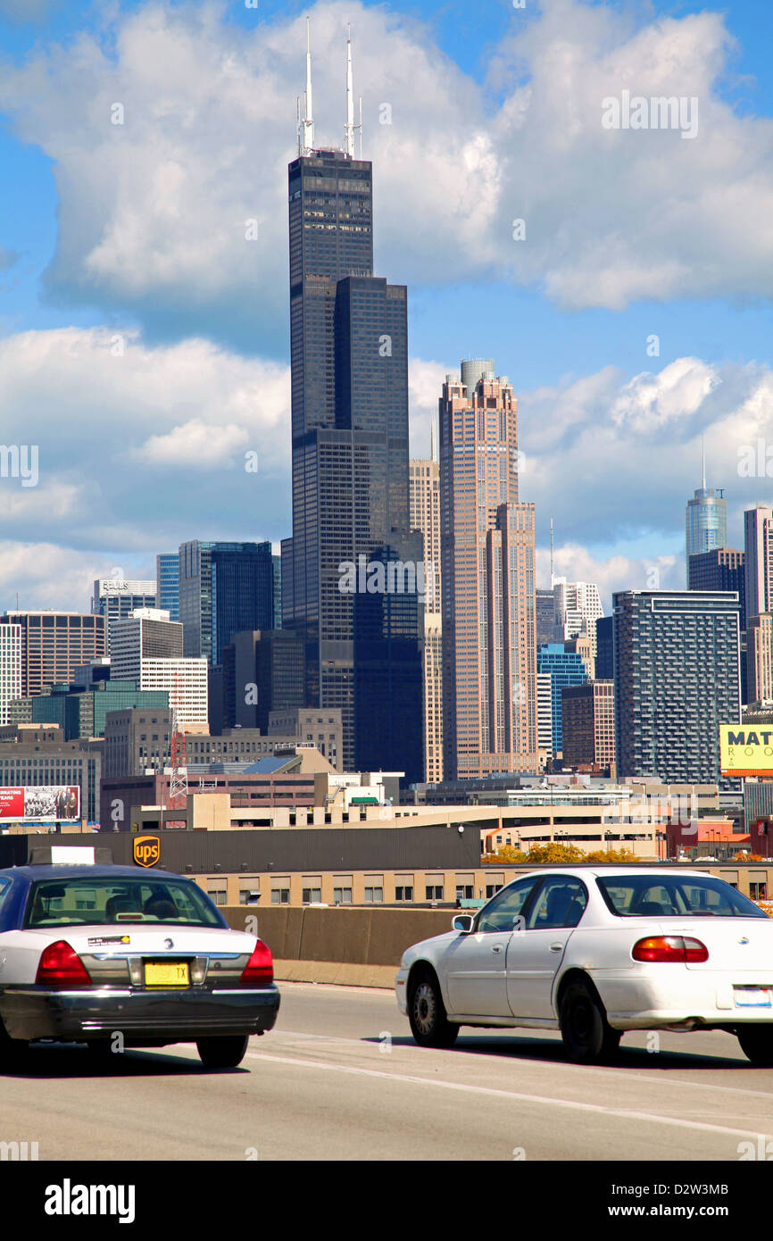 Chicago, la Torre Sears, el horizonte nubes de verano blue sky Downtown Loop barrios, Chi Ciudad rascacielos, fábricas al lago Michigan. Foto de stock