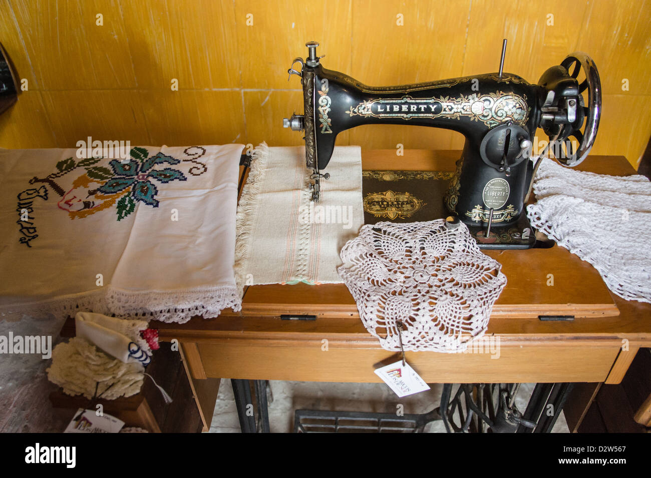pintar Manifiesto el plastico Antigua máquina de coser en la tienda de regalos turísticos, San Sebastián  del Oueste, Jalisco, México Fotografía de stock - Alamy