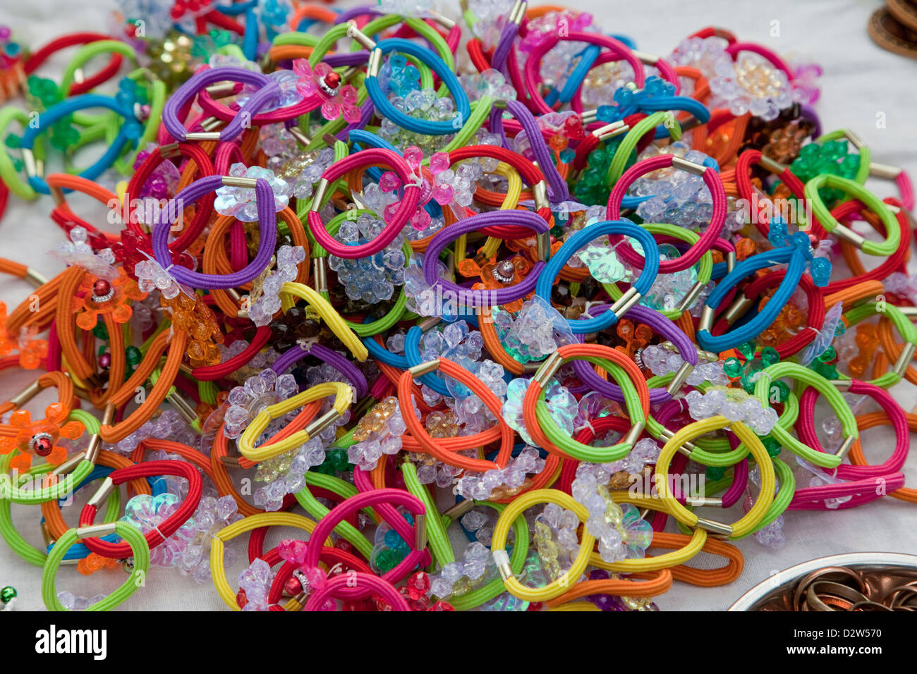 India, Rishikesh. Coloridos lazos de cabello, secador de bandas elásticas, los titulares de cola de caballo. Foto de stock