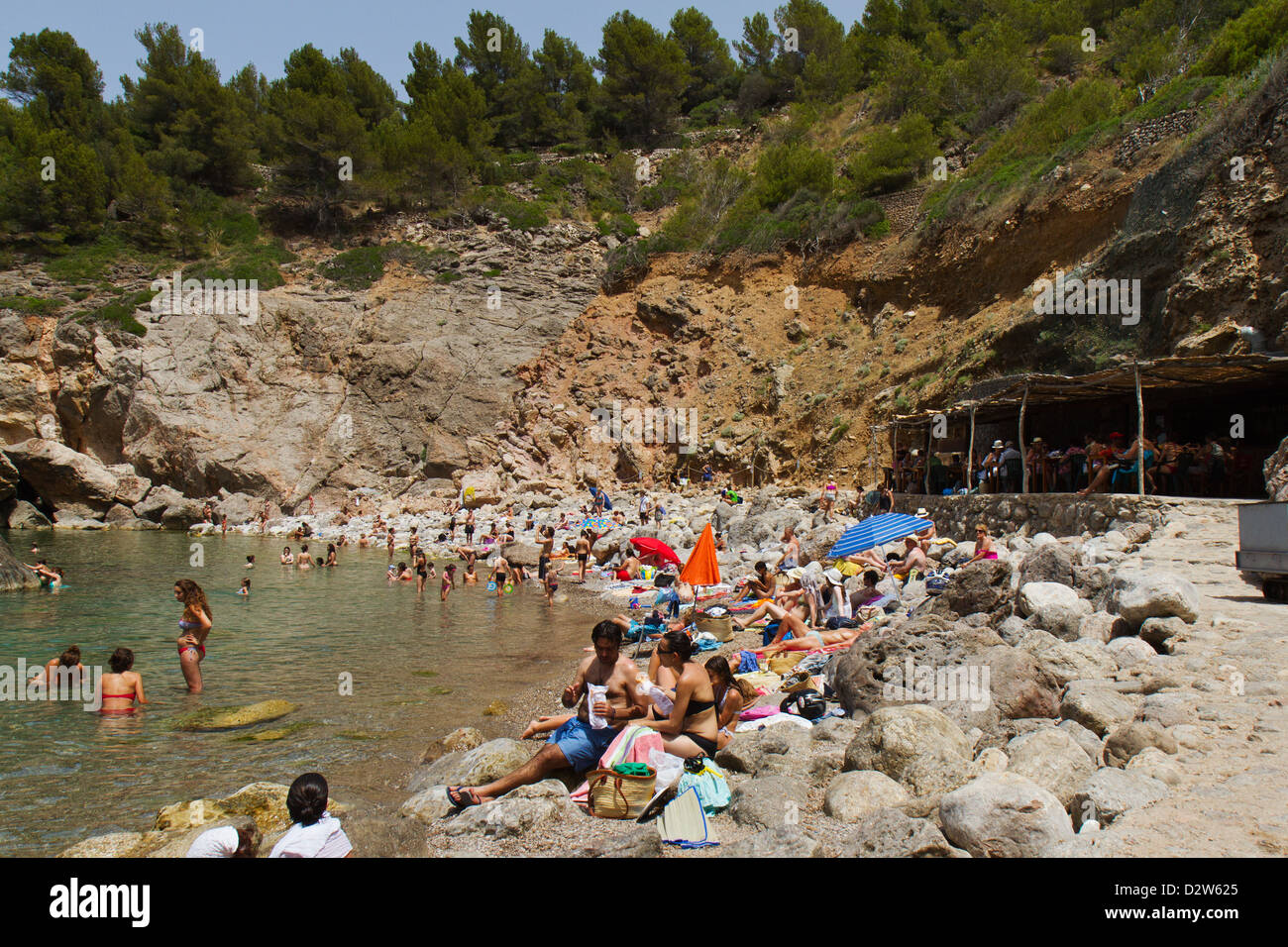 Playa rocosa de Deyá, Mallorca. Foto de stock