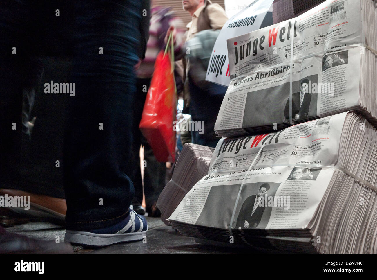 Leipzig, Alemania, representando el periódico Junge Welt en la Feria del Libro de Leipzig Foto de stock