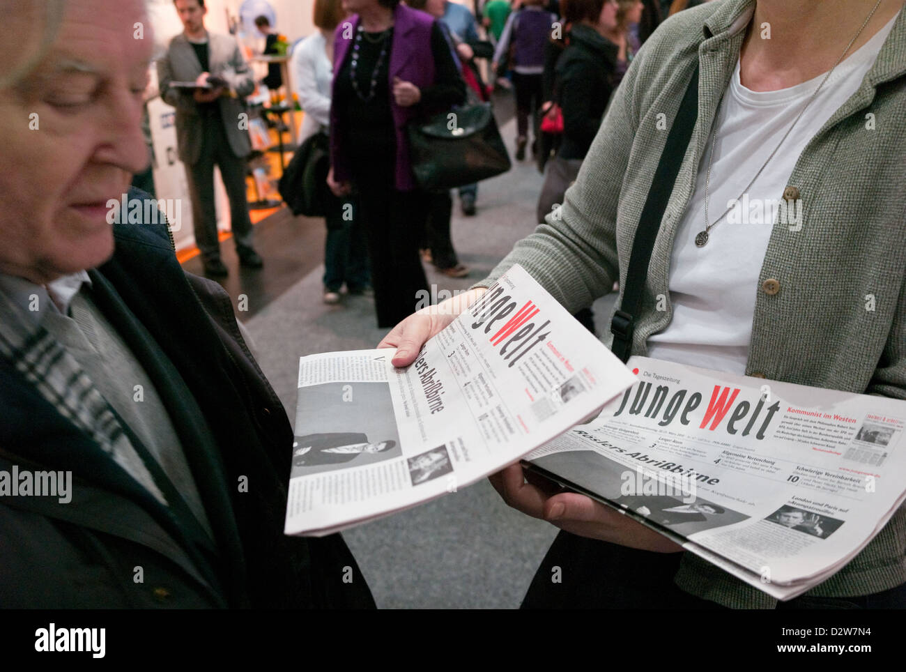 Leipzig, Alemania, diario Junge Welt será distribuido en la Feria del Libro de Leipzig Foto de stock