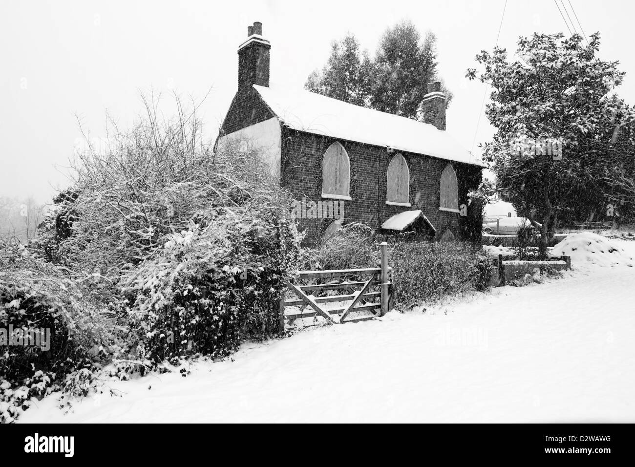Granja abandonada Casa rural en la nieve, Kent, UK Foto de stock