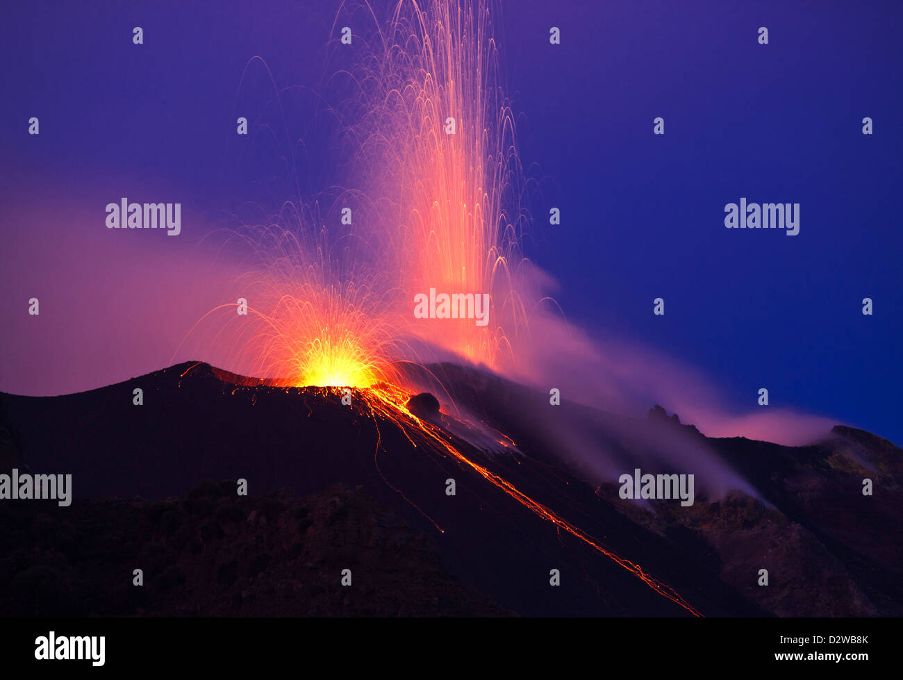 Erupción de lava volcánica en la isla de Stromboli en Sicilia, Italia. Foto de stock