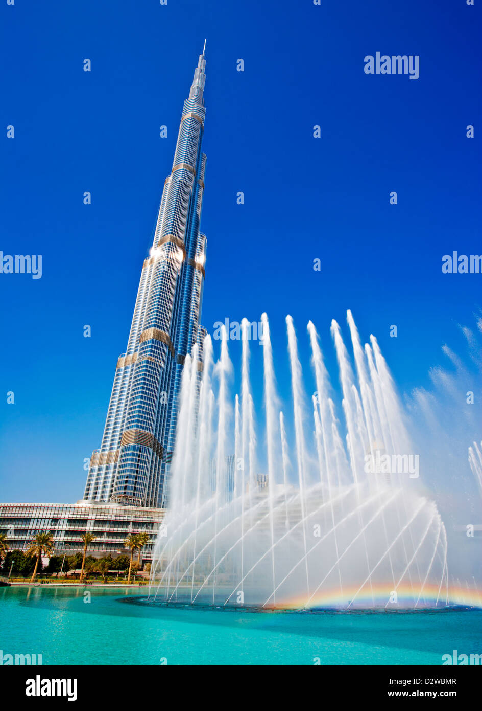 Fuente mostrar delante del Burj Khalifa, con sus 828 metros de altura es el edificio más alto del mundo, Dubai, EAU. Foto de stock