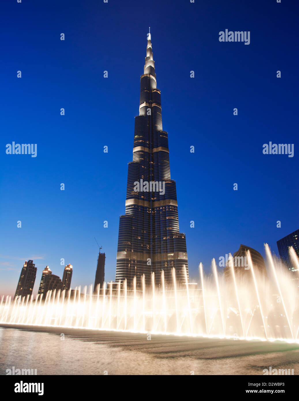 Fuente mostrar delante del Burj Khalifa, con sus 828 metros de altura es el edificio más alto del mundo, Dubai, EAU. Foto de stock